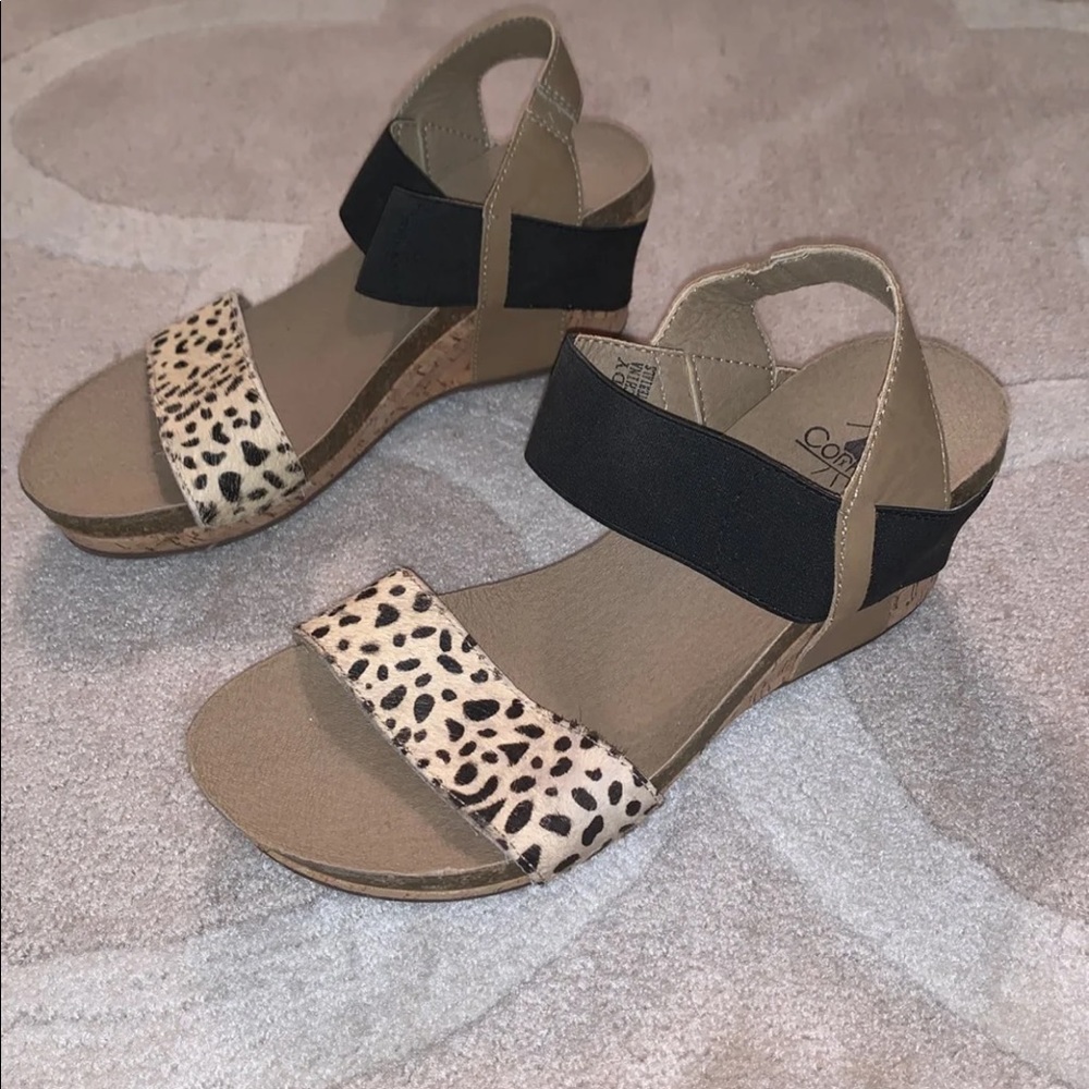 Women’s leopard print and black sandals!